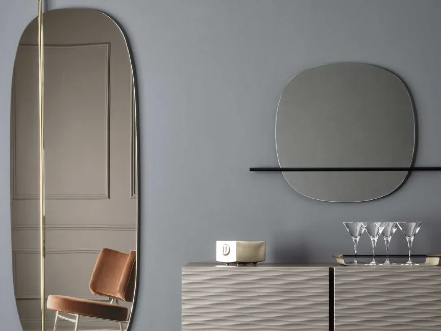 Specchio realizzato con elemento decorativo in metallo Vanity di Calligaris