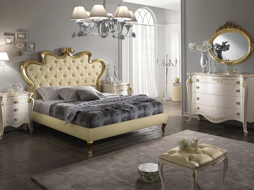 Letto con testiera in pelle con cornice e piedini in legno argentato Chanel di Mobilificio AG