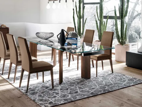 Sedia in pelle con schienale alto e struttura in legno massello Bess di Calligaris